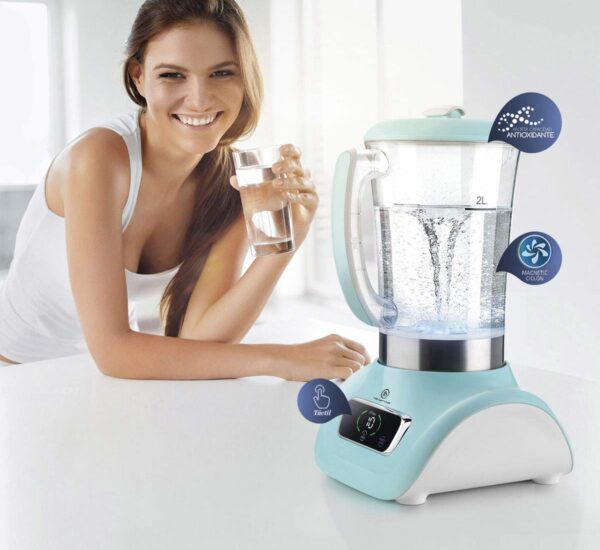 Mujer feliz con su hidrogenador de agua